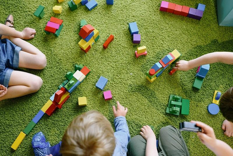 bambini che giocano in un asilo
