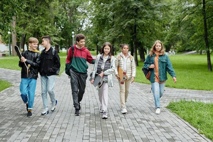 bambini che camminano