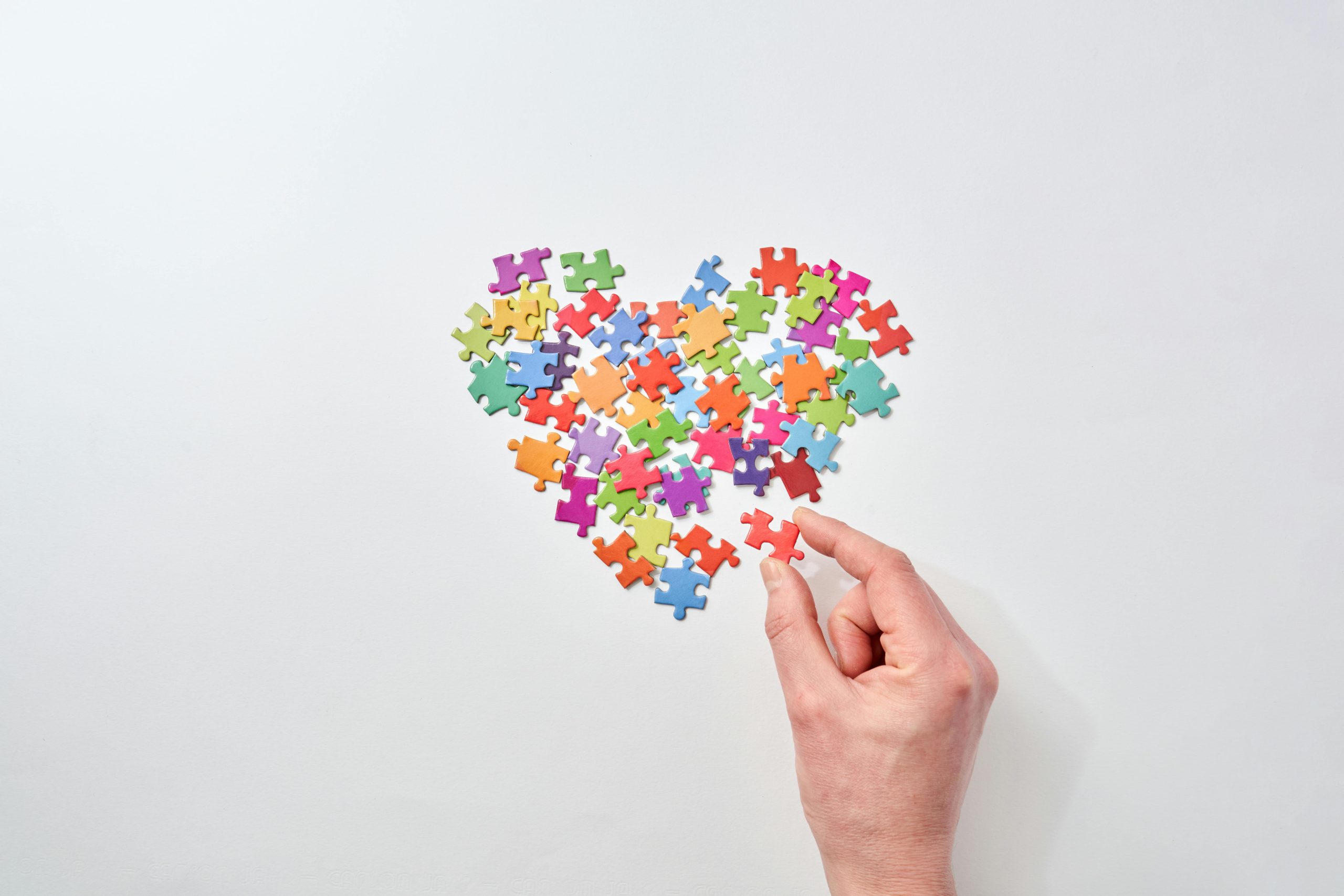 mano che forma un cuore
